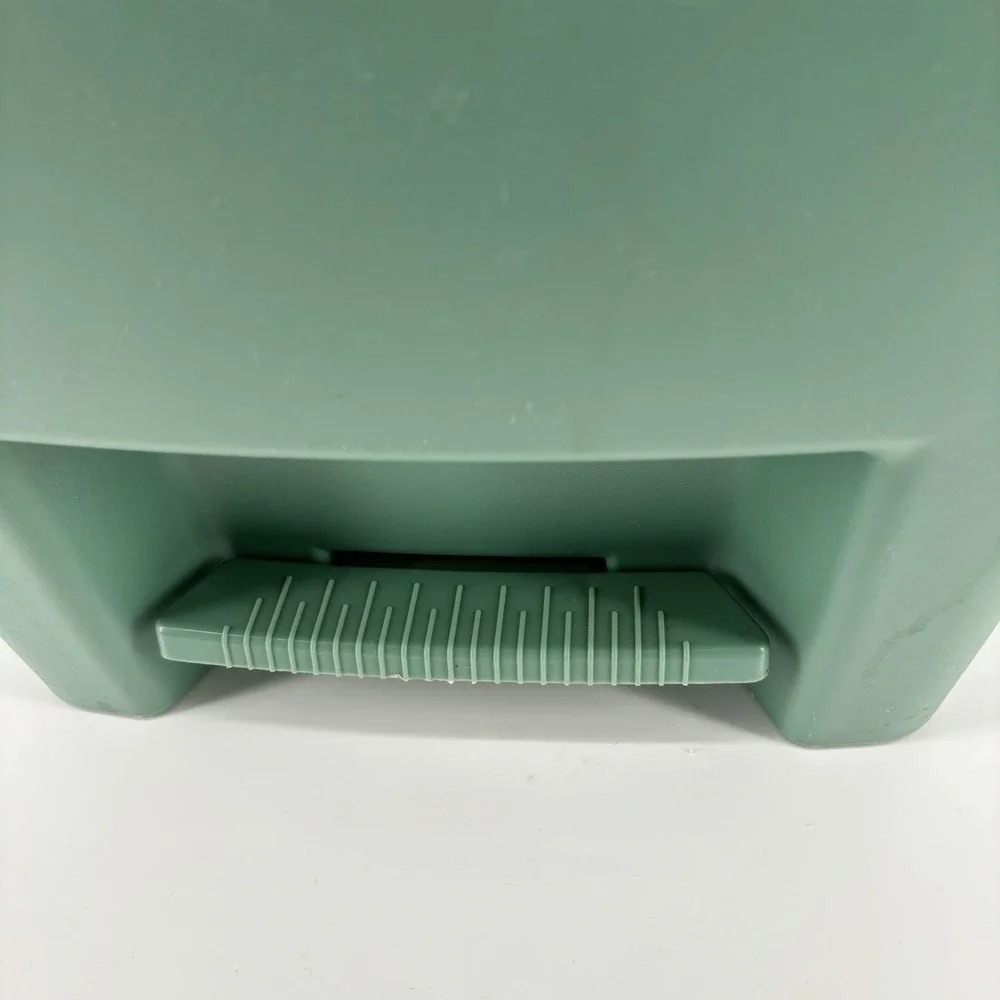 Rubbermaid vintage front